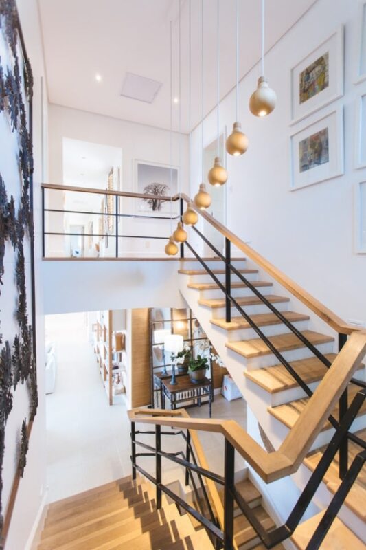 cage-escalier-blanc-bois-moderne
