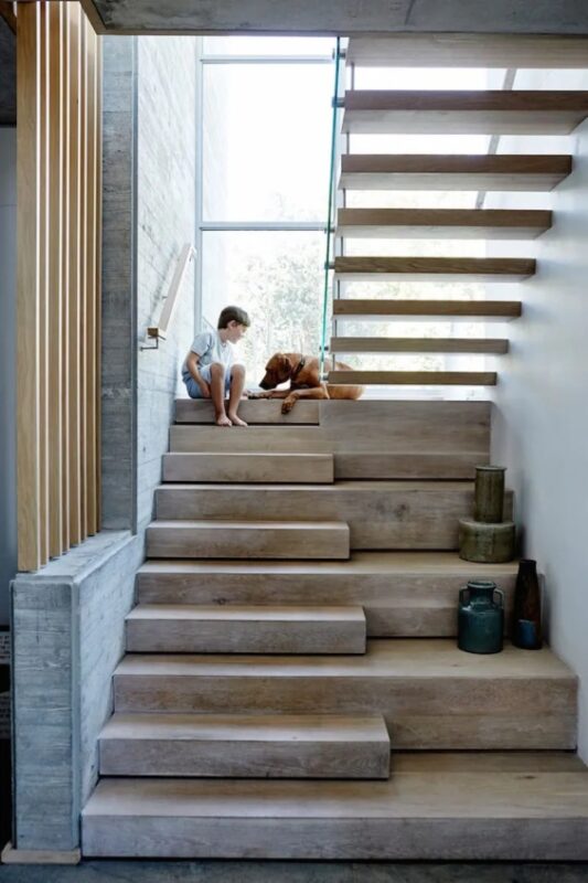 cage-escalier-beton-et-bois