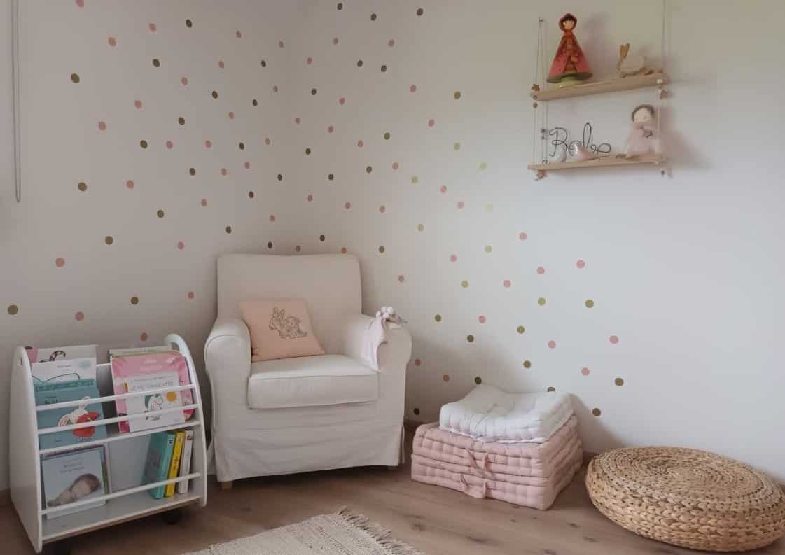 Chambre de bébé toute douce dans les tons roses, blancs et matières naturelles.