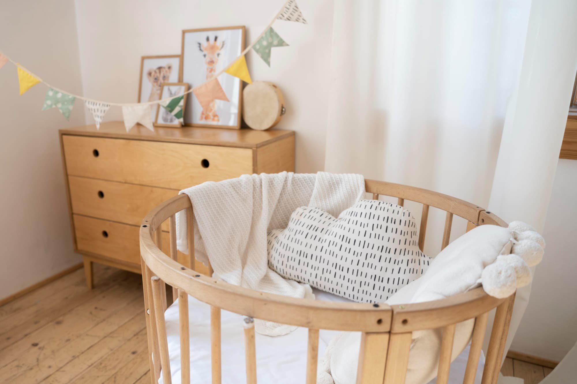 Chambre de bébé saine avec lit et commode en bois