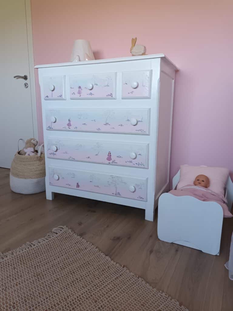 Commode de famille peinte à la main dans une chambre de petite fille blanche et rose